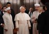 El Papa, descalzo, visita la Mezquita Azul de Estambul, pero rehúsa rezar en ella