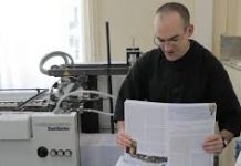 La pluma del monje, contra el algoritmo: el discreto triunfo de los benedictinos que envían 30.000 cartas a los cinco continentes