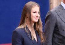 La princesa Leonor impone las insignias a los galardonados