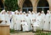 Las 18 monjas ‘todoterreno’: 4 toneladas de miel, vino rosado, rezos, hacen casullas… y cantan en los trenes