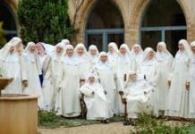 Las 18 monjas ‘todoterreno’: 4 toneladas de miel, vino rosado, rezos, hacen casullas… y cantan en los trenes