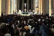 Silencio, oración y esperanza en una catedral abarrotada: así fue la vigilia de la Almudena