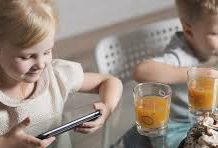 Feijóo propone un paquete de cinco medidas para reforzar la protección digital de los menores