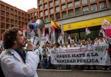 Miles de médicos de toda España se manifiestan en Madrid para pedir el cese de la ministra de Sanidad