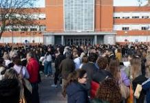 Padres y estudiantes denuncian el caos de Mónica García en la convocatoria MIR 2026: «Es vergonzoso»