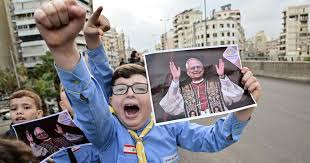 El Papa en el Líbano en siete fotos: escolta militar, una calurosa bienvenida y un mensaje de paz