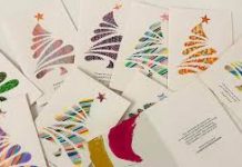 Un grupo de mujeres sin hogar confecciona las postales de Navidad del Ayuntamiento de Zaragoza