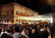Cortado al tráfico el Puente de Piedra por la gran afluencia de visitantes en el centro