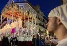 El significado del color de las flores en los pasos de Semana Santa