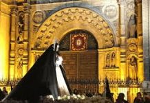El viento respeta a la procesión del Santo Entierro y permite a las 25 cofradías zaragozanas celebrar el acto más importante del Viernes Santo