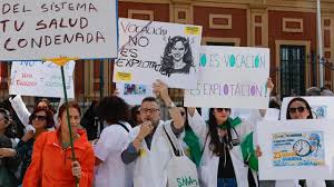 La OMC acusa a Mónica García de deteriorar la profesión médica