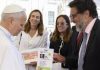«Menos mal, no me quiero perder nada»: el Papa bromea al recibir su ‘acreditación’ para el viaje a España