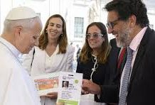 «Menos mal, no me quiero perder nada»: el Papa bromea al recibir su ‘acreditación’ para el viaje a España