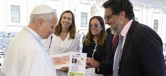 «Menos mal, no me quiero perder nada»: el Papa bromea al recibir su ‘acreditación’ para el viaje a España