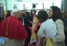 «Se acercó con los ojos llenos de lágrimas»: Alma, la niña de 12 años que dio la bienvenida al Papa en Barajas