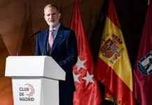 Felipe VI hace un llamamiento para seguir confiando en la democracia en «estos días oscuros»