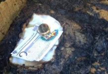 Un rosario, un folleto de oración al Sagrado Corazón de Jesús y un portaviático sobreviven al incendio de un coche