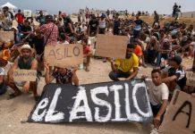 Huelga de hambre masiva en la playa de Ceuta: «Los inmigrantes queremos asilo»