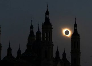 El eclipse total de Sol sume a más de la mitad de España en una profunda e histórica oscuridad