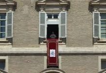 El Papa pide a los cristianos una vida coherente con su fe y no convertir la religión en «rutina»