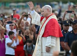 León XIV, el primer Papa en realizar una procesión en el lago Albano
