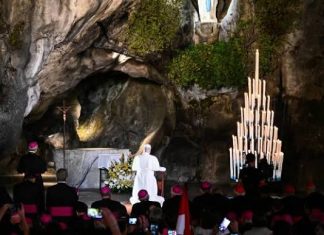 La noche mariana de León XIV: las emotivas imágenes del paso del Papa por la Gruta de Massabielle