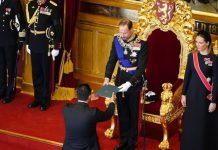 Haakon VIII, sin la reina Mette-Marit, jura la Constitución ante el Parlamento noruego