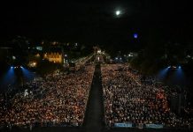 Miles de llamas responden a la llamada más antigua de Lourdes: la histórica procesión de las antorchas presidida por León XIV