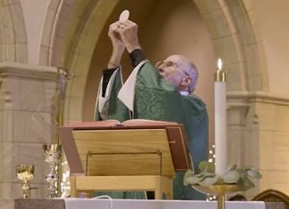 Era un alto ejecutivo; las últimas palabras de su esposa lo llevaron al sacerdocio: «Ahora eres mío»