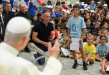 Un millón de niños rezan hoy el Rosario junto al Papa