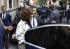 Ayuso necesita refuerzos policiales para salir de un acto ante una manifestación de profesores