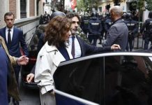 Ayuso necesita refuerzos policiales para salir de un acto ante una manifestación de profesores