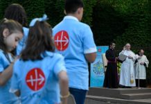 El Santo Padre junto un millón de niños rezan por la paz